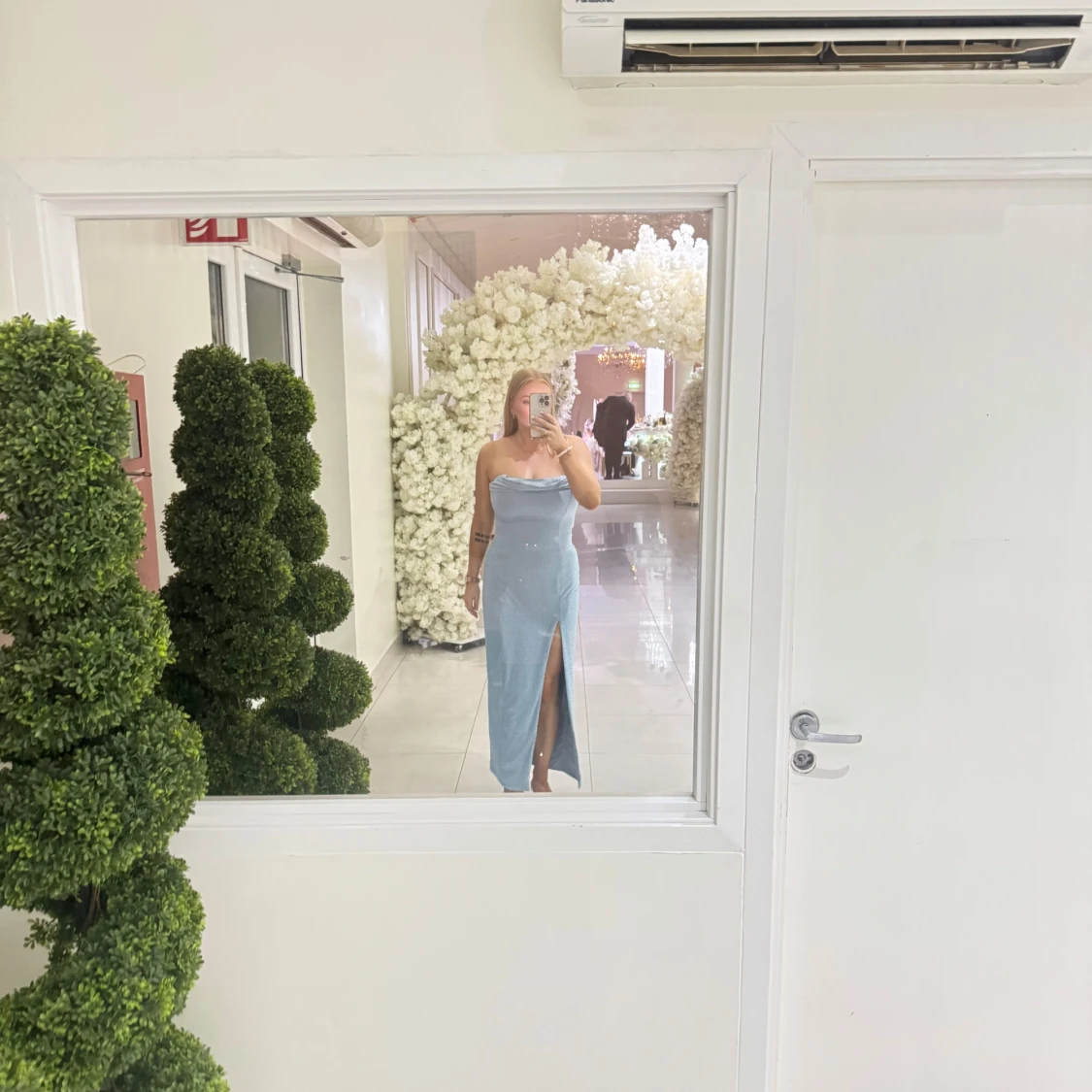 Ljusblå axelbandslös från oh polly - 3