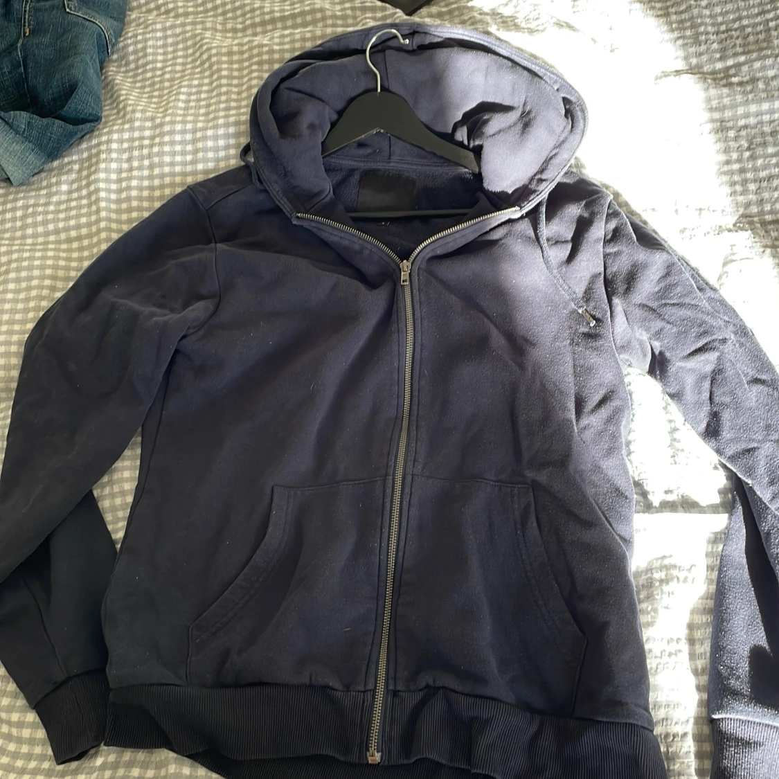 Mörkblå hoodie med dragkedja 157