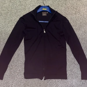  Oscar Jacobson - Svart kofta från Oscar Jacobson. Koftan är i bra skick, visar inga tecken på användning. Det står att de är storlek s men den sitts som xs. Materialet är väldigt fint, skulle nog säga att de är en merinoull kofta. Väldigt stilren och klassisk. Skriv för fler frågor eller bilder. Önskar er allt gott//Kevin.