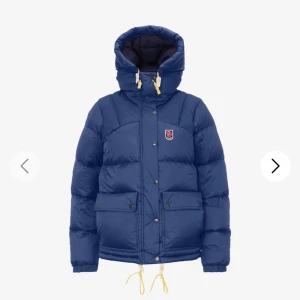 Blå dunjacka från Fjällräven - En fjällräven jacka down lite W säljs eftersom jg köpt ny. Sen är den trasig små slit på fickan och armen skriv för mer bilder🌸  använd 2 vintrar, nypris 7499kr! ❄️
