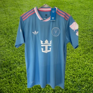 Messi - Inter Miami tredjeställ - Nyskick/helt oanvänd Messi Inter Miami tredjeställs tröja från denna säsong. Den vackra turkosa och rosa gör denna tröja magisk att ha på sig. Tveka inte att höra av er för fler frågor och bilder!