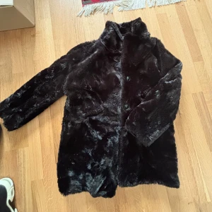 Teddyjacka  - Svart teddyjacka söker nytt hem! 