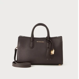 Brun handväska från Michael Kors - Säljer ni min superfina bruna väska från Michael Kors, i strukturerat skinn med guldfärgade metalldetaljer och låsdetalj framtill. Väskan har både handtag och justerbar axelrem, samt dragkedja och innerfack vilket gör att den rymmer en del även fast den är väldigt liten! Skriv privat så skickar jag bilder på den❤️