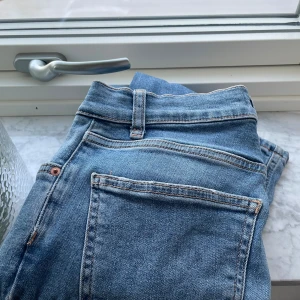 Lågmidjade bootcut jeans från Gina tricot  - Aldrig använda! 