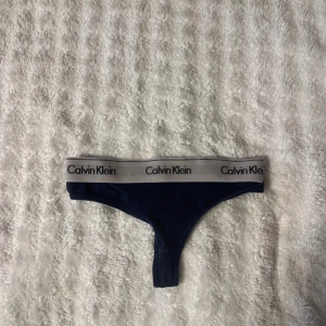 Mörkblå Calvin Klein string - nya märklbåa storlek s 