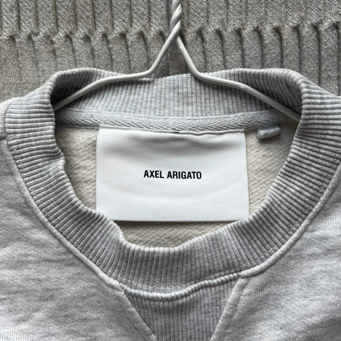 Grå sweatshirt Axel Arigato med patchar - 1