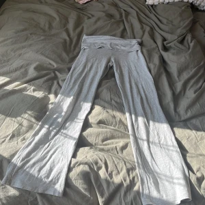 Grå bootcut byxor från Gina Tricot - Snygga ljusgrå bootcut byxor från Gina Tricot. Använda få tal gånger då jag råka köpa dom i för liten storlek, och han inte skicka tillbaka.💕