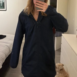 Mörkblå regnjacka - Knappt använd av mig, väldigt lång, tunn regnkacka 