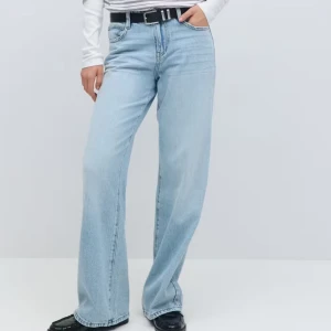 Low wide jeans - Säljer mina helt nya jeans som aldrig är använda men prislappen har jag dragit av men endast testat dom för jag har köpt några andra, hör av er för fler bilder🥰