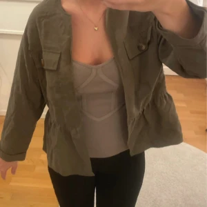 Grön jacka - Söt kaki grön jacka med volanger och fickor ifrån Zara💞, i storlek S, mycket bra skick!!💞