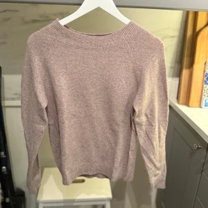 Ljusrosa stickad tröja - En enkel och stilren ljusrosa stickad tröja från Vero Moda. Inte alls stickig.