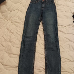 Mörkblå Molly jeans från g perfect jeans XS - Snygga mörkblå Molly jeans från g perfect jeans i storlek XS, Gina Tricot. Jeansen har hög midja, klassisk femficksdesign och smal passform. Tillverkade i stretchig bomullsdenim med snygga kontrastsömmar. Perfekta för dig som gillar en tight och stilren look. 