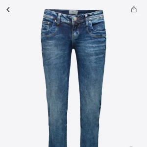 Blå bootcut jeans - Snygga blå jeans med bootcut passform och lätt tvättad look. Klassisk femficksmodell med låg midja, modell valerie från ltb!💗💗