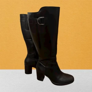 Svarta höga skinn boots med klack  - Två gånger använda , svarta höga boots i skinn ECCO hydromax med 7-8cm klack och rund tå. Snygg detalj med spänne och dragkedja på sidan. Perfekta till både jeans och kjol för en cool look 🤗