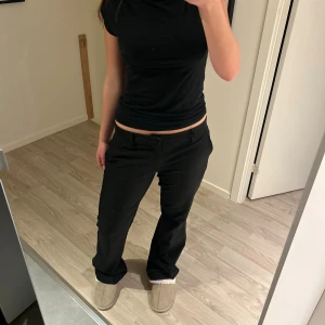 BikBok kostymbyxor - Lågmidjade bootcut kostymbyxor från BikBok i modellen ”Vera”💗de är lite mindre i storlek