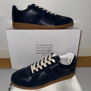 Maison Margiela skor - Säljer nu dessa riktigt snygga Maison Margiela Gats i strl 42. Helt nya aldrig använda. Du får med allt som syns på bilderna dvs skor, dustbag, box osv. Mer Margiela skor finns i min profil. Bara att skriva ett DM vid intresse!