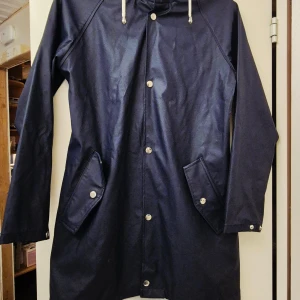 Regnkappa  - Mycket fin regnkappa mörkblå storlek S inköpt på Lager 157 använd 1gång 