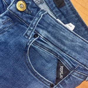 Blå Replay jeans med raka ben - säljer replay jeans nytt skivk för en stilrent fit bra till vinter höst vår,riktigt Nice hör av er om ni har frågor. 