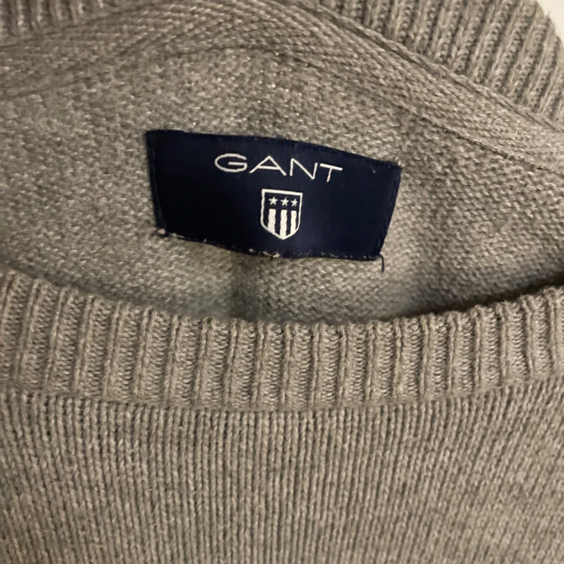 Grå stickad tröja från GANT - 2