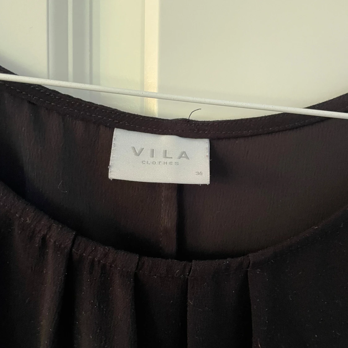 Svart ärmlös topp från Vila - 2