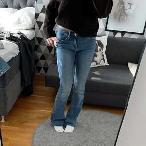 Blå bootcut jeans låg/medellåg midja - Snygga blå jeans med bootcut och medellåg midja från Veromoda.