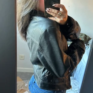 Svart skinnjacka  - Skinnjackan är ifrån stradivarius och köpt ifrån Zalando. Den är i fakeläder och i storlek S men sitter lite för stort på mig (jag är ca 155cm för referens). Den är använd bara några få gånger och har inga defekter🩷 pris kan diskuteras!!