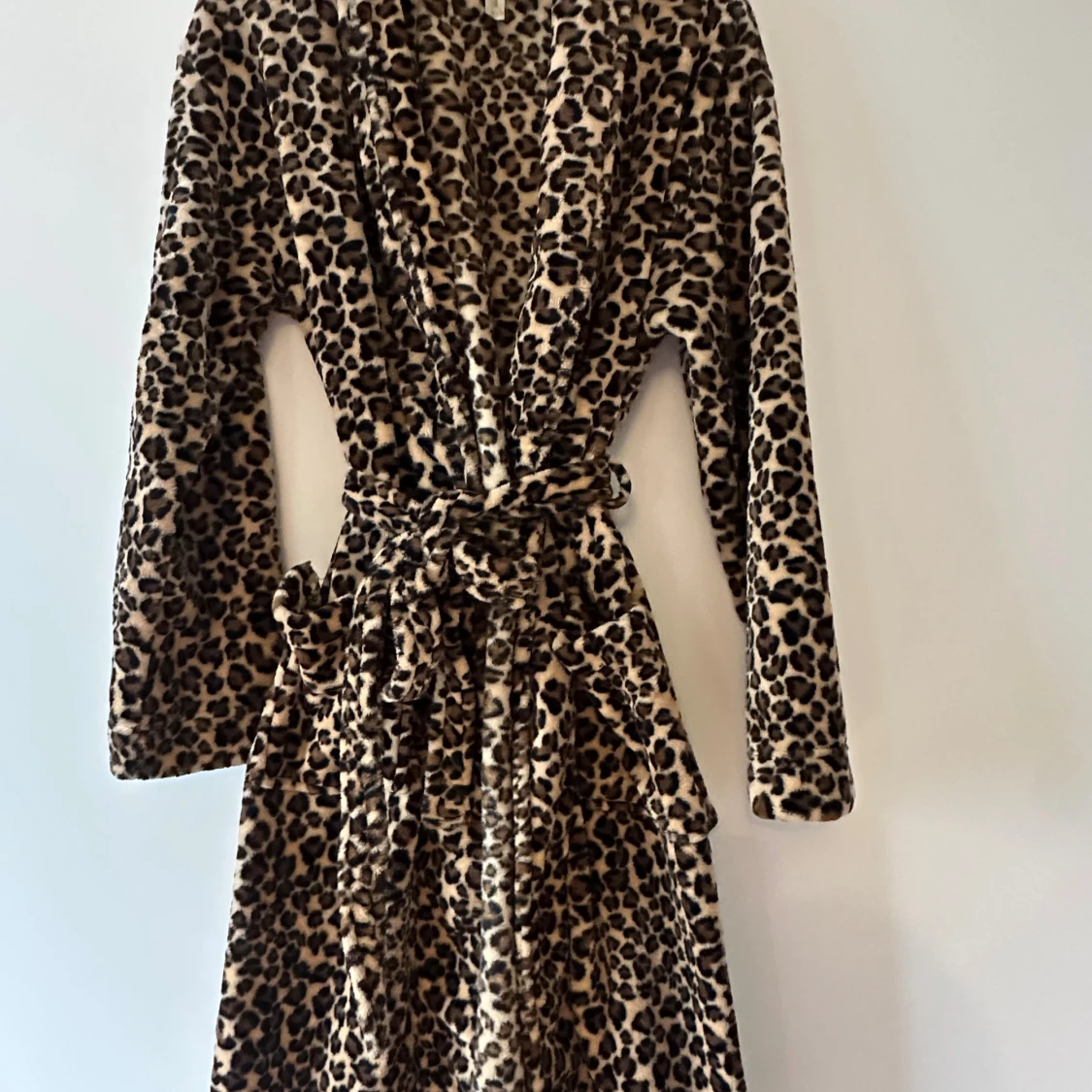 Leopardmönstrad morgonrock från Holly & Whyte