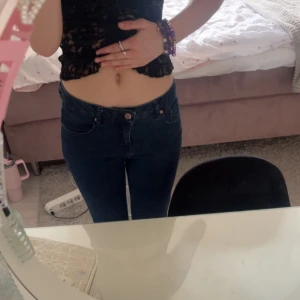 Mörkblåa mid-highrise jeans - jag säljer ett par mörkblåa mid-highwaisted flared jeans som är jätte bekväma men väldigt utsvängda, storlek 32, jag är 173 cm lång och det går nästan ner till marken på mig❤️använda en gång❤️