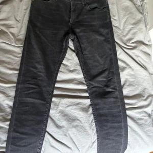 Svarta Slim fit jeans från Tiger Of Sweden - W 30 L 30                                                    Stretchigt material                                        Typ helt oanvända