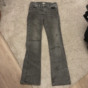 Grå jeans med broderade bakfickor - Storlek 170 Går o diskutera pris Snygga grå jeans med raka ben och coola broderade detaljer på bakfickorna. Klassisk femficksmodell och normal passform. Jeansen har en lite tvättad look och är tillverkade i mjukt jeanstyg.