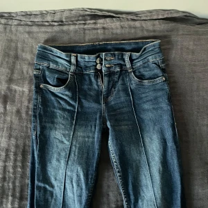 Blå bootcut jeans med lågmidja - Snygga lågmidjade jeans från nersvalt. Sitter super skönt. 