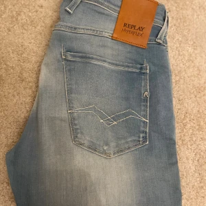 Replay Anbass jeans - Säljer dessa riktigt snygga blåa Replay Anbass jeans i mycket bra skick! Storleken är w28 l30! Passformen är slim fit! Hör av er ifall ni har några frågor! 🙌⚜️
