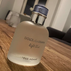 Dolce & Gabbana Light Blue Homme - En klassisk herrparfym från Dolce & Gabbana. Light Blue Pour Homme har en stilren design och är perfekt för dig som vill ha en fräsch och modern känsla. Passar dig som gillar ikoniska dofter med en ungdomlig touch.