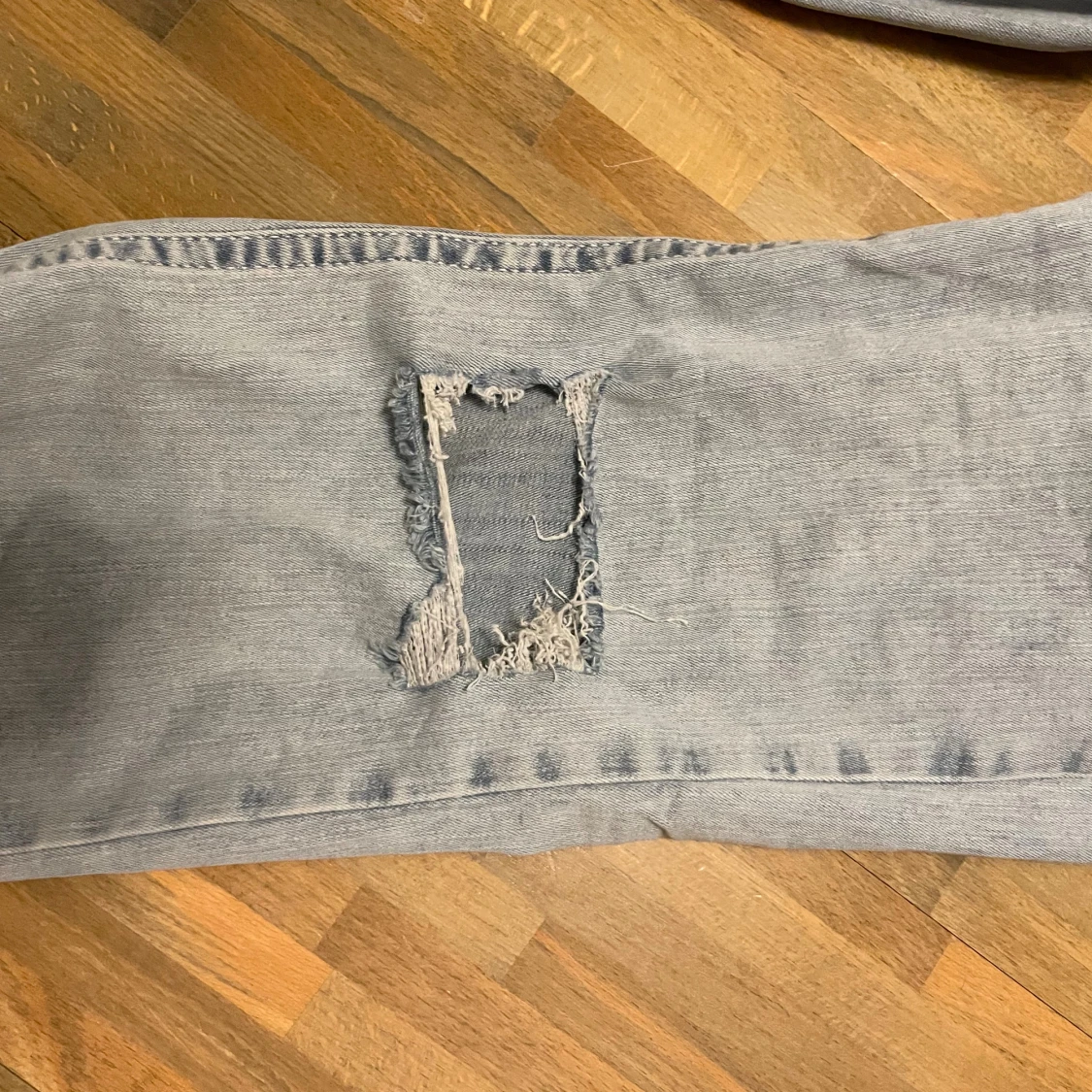 Ljusblå ripped jeans från Nelly - 3