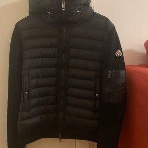 Moncler cardigan - Säljer nu en Moncler Cardigan i storlek M. Jackan är sparsamt använd och är därför i toppskick. Den är givetvis äkta och bevis finns. Hör av dig för fler frågor, priset ej hugget i sten.
