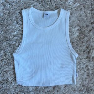 Aritzia topp - Supermjuk och snygg topp köpt på Aritzia i USA från deras märke TNA! Används fåtal gånger och har inga defekter. skriv vid frågor eller funderingar💘💘