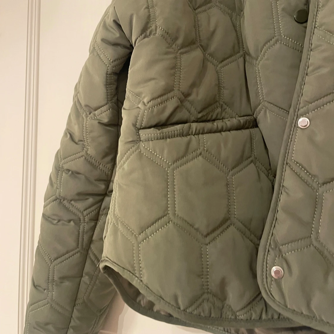 Olivgrön quiltad pufferjacka - 2
