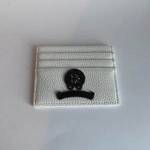𝓒𝓱𝓻𝓸𝓶𝓮 𝓗𝓮𝓪𝓻𝓽𝓼 cardholder - Säljer nu en helt ny cardholder från 𝓒𝓱𝓻𝓸𝓶𝓮 𝓗𝓮𝓪𝓻𝓽𝓼, för fler info det är bara att kontakta!💫