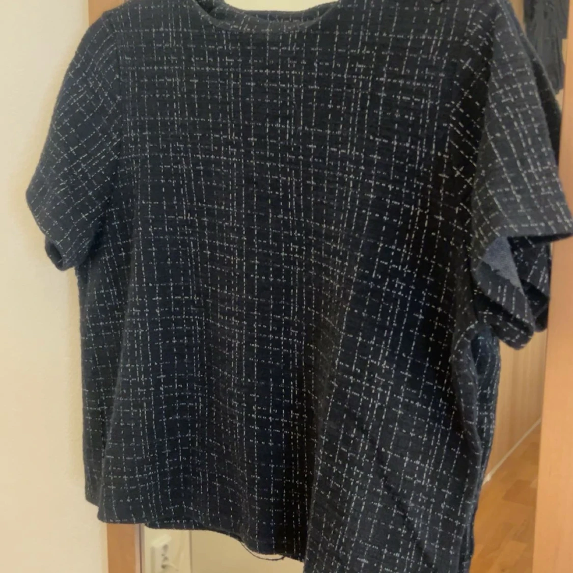 Svart rutig topp med kort ärm - 1