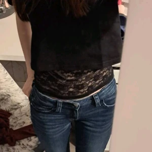 Lace linne  - Jätte fin populär lace linne i färgen svart, plus tröjan som följer med men den är egen gjord 💓 linnet är aldrig använd då de inte var riktigt min smak 💓  