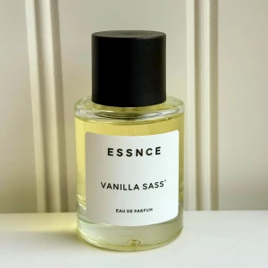 ESSNCE Vanilla Sass' EdP 50 ml - ESSNCE Vanilla Sass' EdP 50 ml. Inspirerad av Burberry Goddess. Enbart testad. Givetvis förvarad mörkt och svalt, 