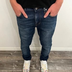 Blåa slim jeans från Tiger of sweden - Modell:178 cm och väger 67 kg😂 Skick9,7/10