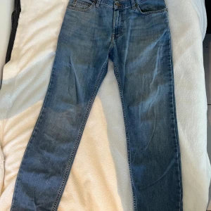 Blå Lee Rider jeans W31 L30 - Ett par blåa jeans från Lee. • Skick: 8/10 • Storlek: W31/L30 • Normal i storleken • Pris: 99kr (öppen för bud 💬)  Skicka DM för fler bilder eller info! 🫱🏾‍🫲🏽