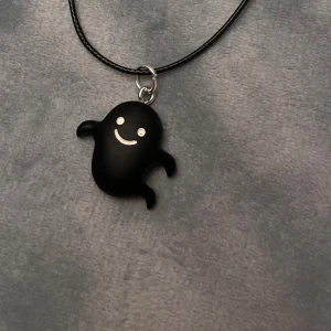 Black Ghost Choker Halloween Halsband  - Supersött svart spöke trädd på kortare svart tråd. Halsbandet är justerbart 35-40 cm. Perfekt inför Halloween! 