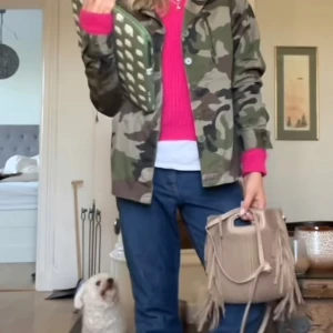 Camouflage jacka  - Snygg!! Lappen syns de inte märke eller storlek men passar mig som har S💕💕