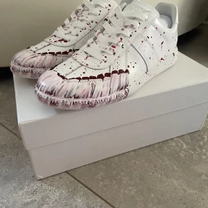 Maison margiela gats - Säljer dessa riktigt snygga gats från Maison margiela i storlek 43. Skorna är helt nya, 10/10 skick. Box tillkommer. OBS: Inte org1nal.