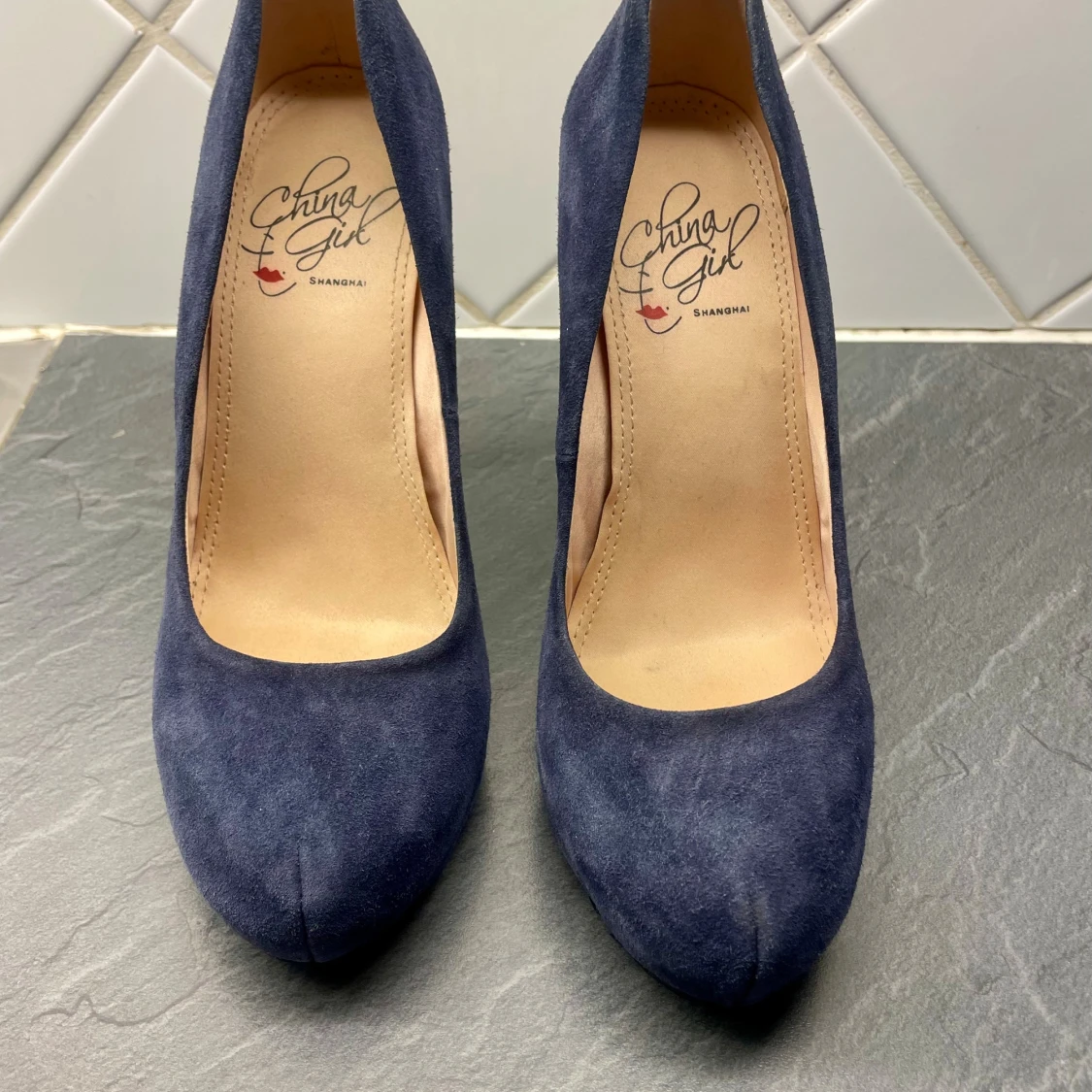 Mörkblå mocka pumps från China Girl