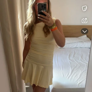 Ljusgul kortklänning - Superfin ljusgul kortklänning med oneshoulder! Storlek S💛 Använd 1 gång så precis som ny😍