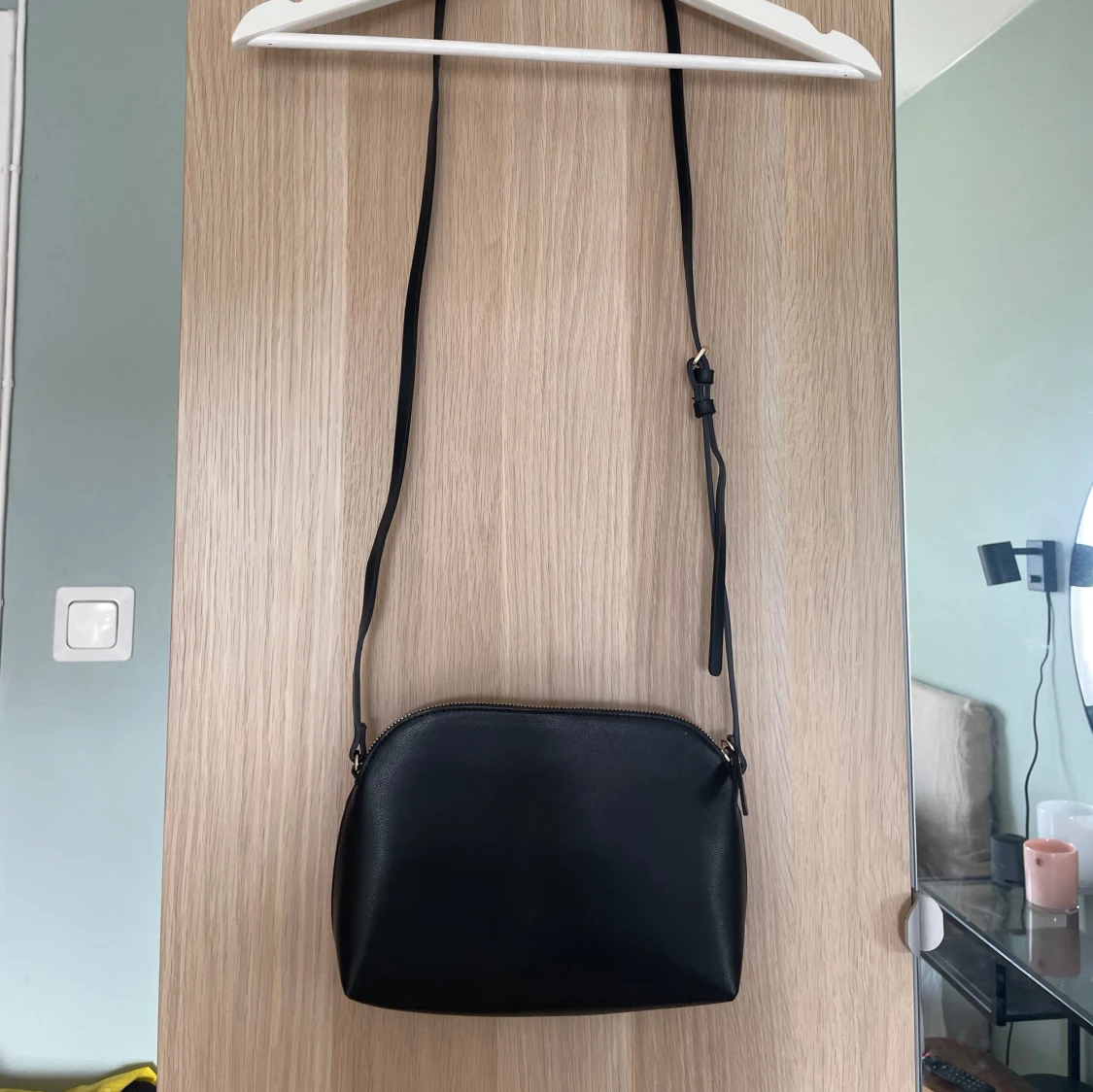 Svart axelväska med justerbart band - 1