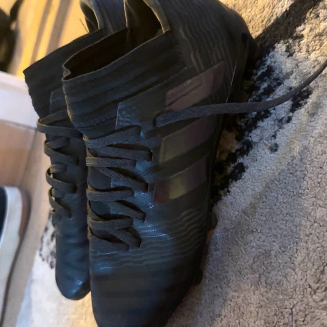 Svarta Adidas fotbollsskor